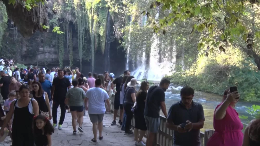 Düden Şelalesi 2025'in ilk 8 ayında 605 bin ziyaretçiyi ağırladı