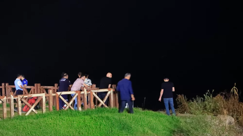 Düden Şelalesi'nde falezlerin kenarında bulunan kadın çanta ve terliği ekipleri alarma geçirdi