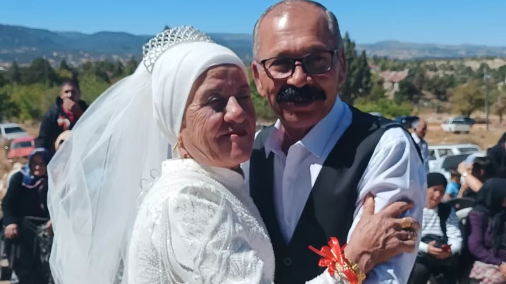 Düğün yaparak 'gelinlik' ve 'damatlık' giyme hayallerini gerçekleştiren çift, tüm örf ve adetleri de yerine getirdi