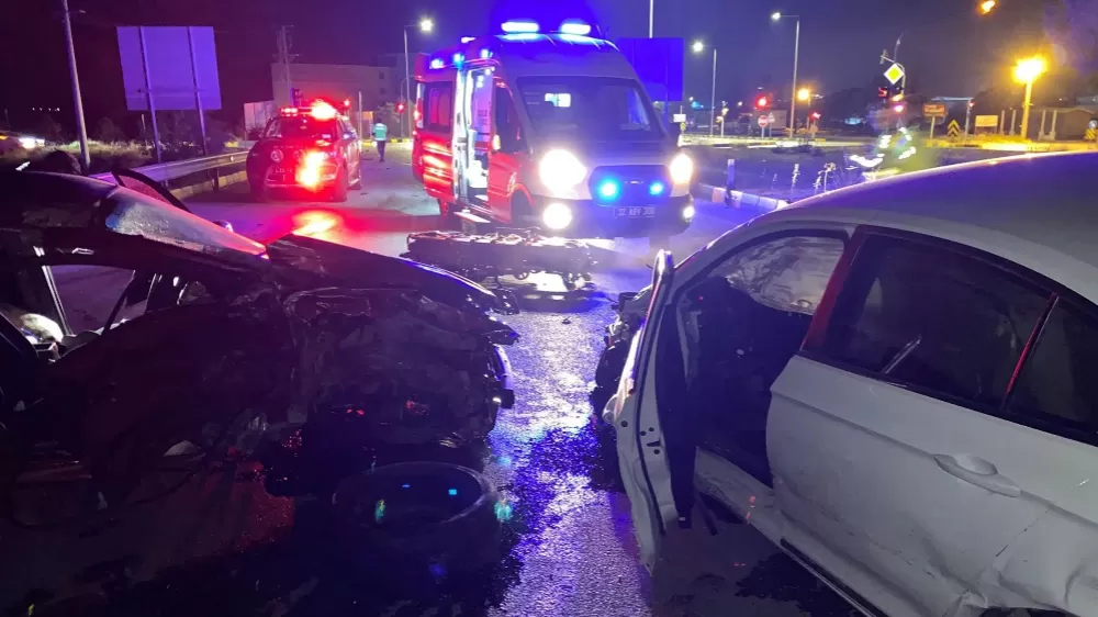 Eğirdir Isparta kara yolunda otomobiller çarpıştı  2 yaralı var 