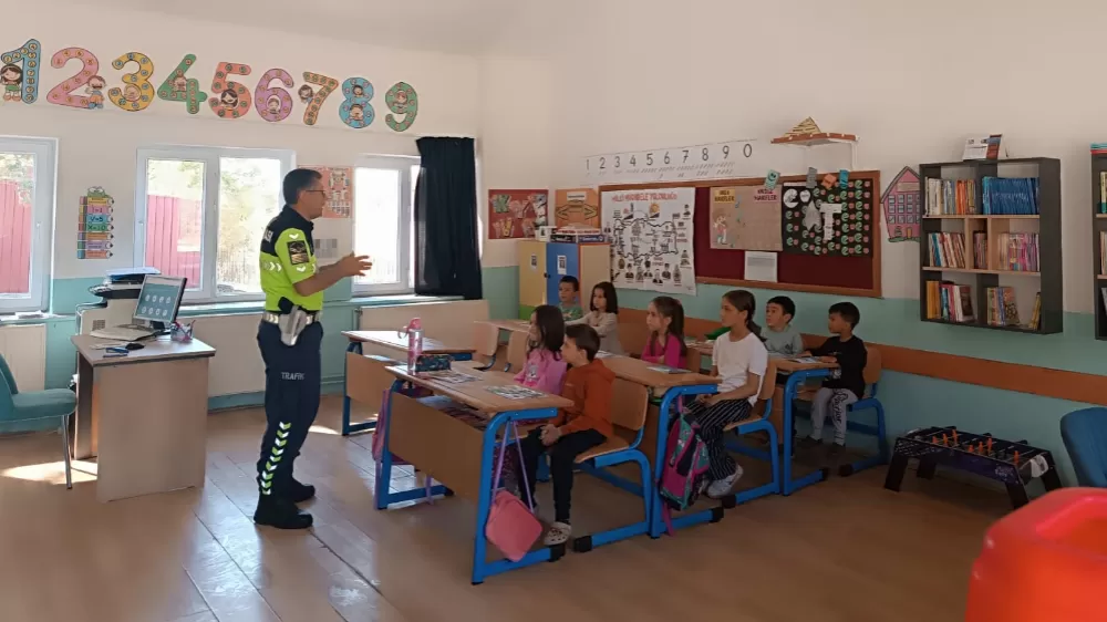Eğirdir jandarmasından minik öğrencilere trafik eğitimi