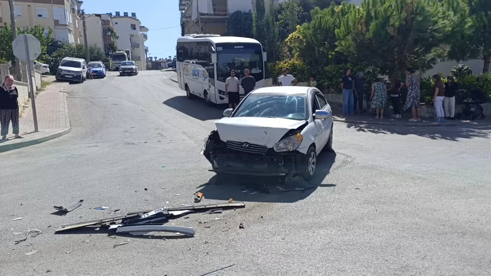 Manavgat'ta okul servisi ile otomobil çarpıştı: 2 yaralı