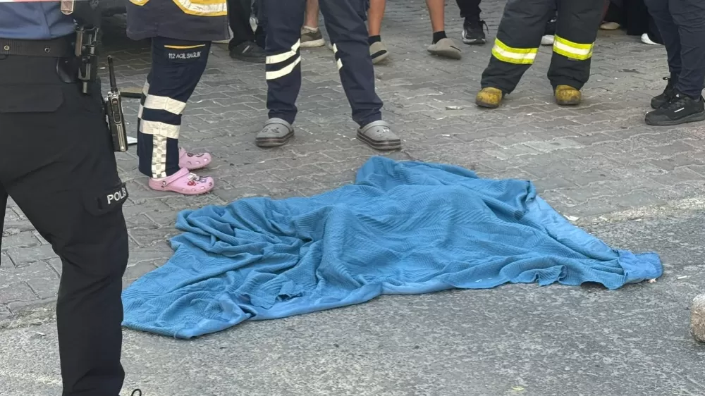 Esenyurt'ta minibüs anne ve oğluna çarptı! 1 ölü 1 yaralı