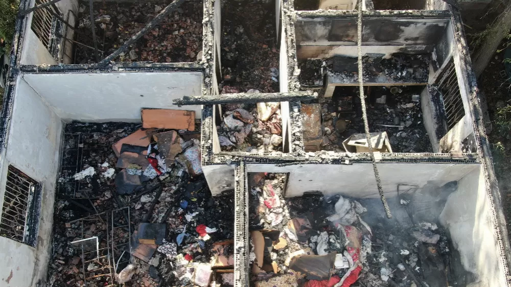 Evi küle döndü, çaresizlik içinde izledi: "Gözümün önünde 10 dakikada çöktü, televizyon izler gibi izledim"