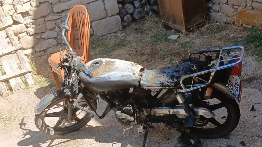 Evin bahçesinde park halinde olan motosiklet kundaklandı