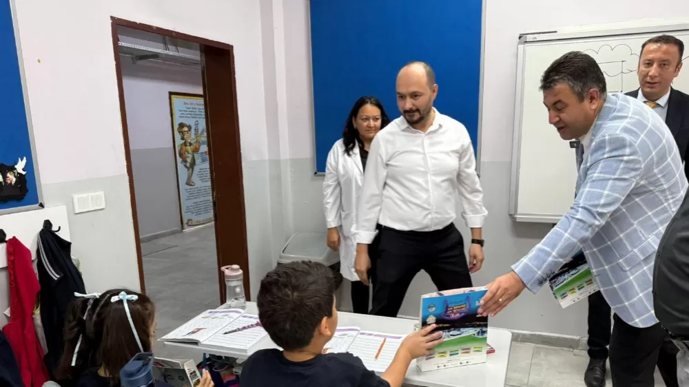 Gediz Belediye Başkanı Akel'den minik öğrencilere kırtasiye hediyesi