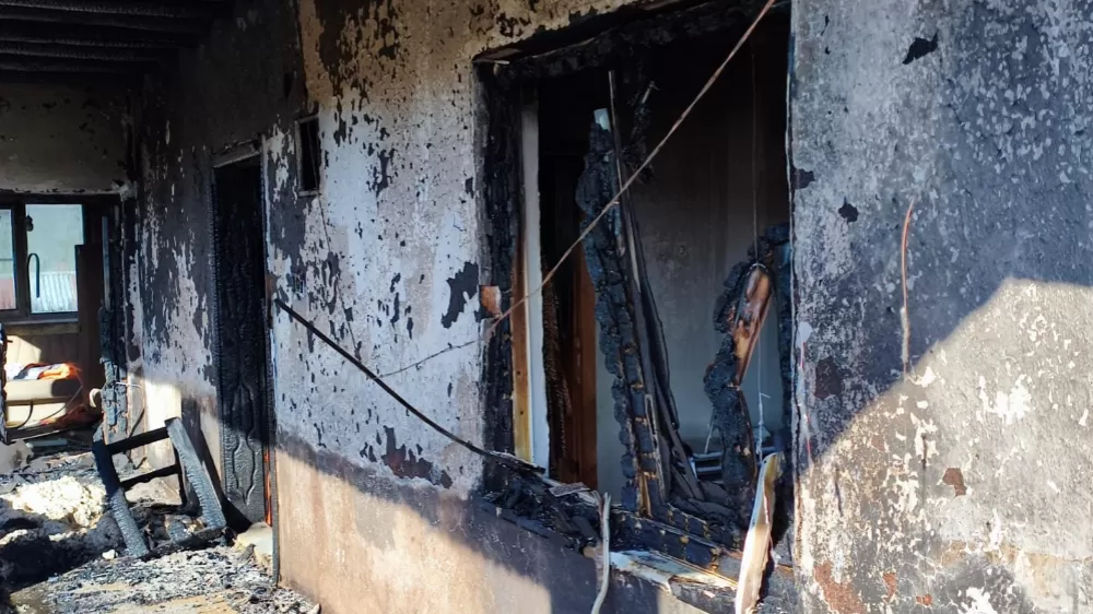 Göksun'da iki ev yandı