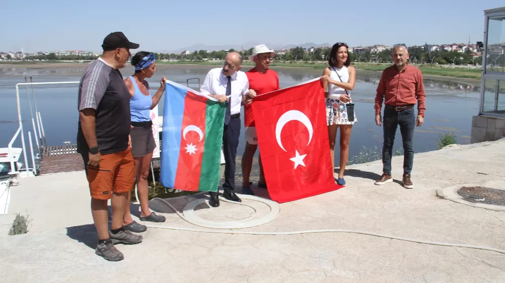 Göl Ölmedi dediler  Kuraklığa dikkat çekmek için Beyşehir Gölü'nü SUP ile kürek çekerek bir uçtan bir uca geçtiler