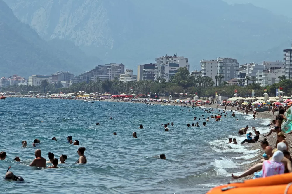 Okullar açıldı, dünyaca ünlü sahildeki yoğunluk yarı yarıya düştü