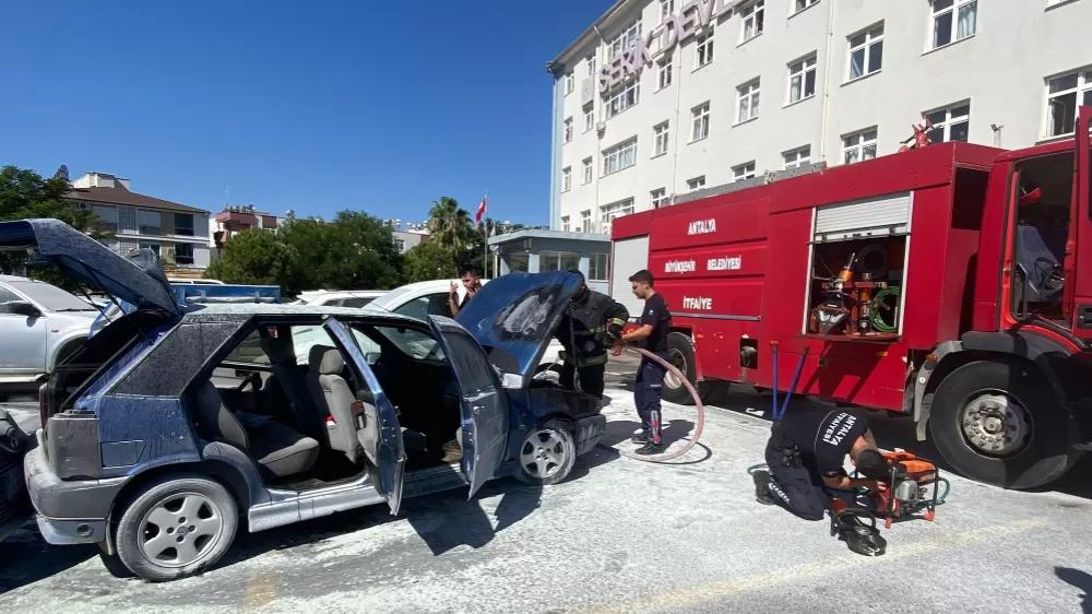 Hastane otoparkında park halindeki otomobil yanarak kullanılamaz hale geldi
