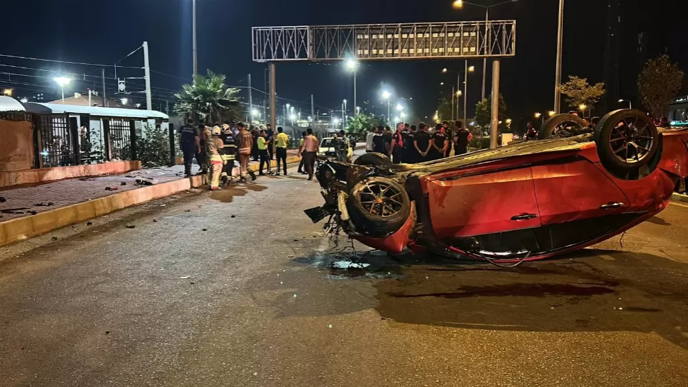 Hatay İskenderun'da  Otomobil, kaldırımda yürüyen yayalara çarptı  takla attı 3 ölü, 3 yaralı