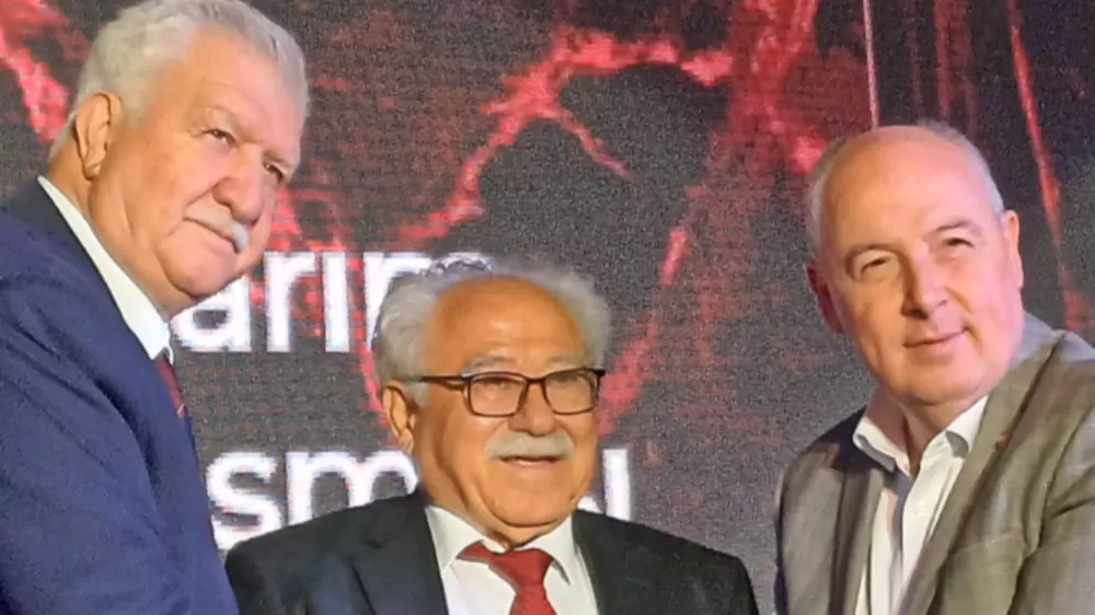 Hayırsever İş adamı Mehmet Cadıl'a Bir Ödülde Ege Maden İhracatçıları Birliği'nden 