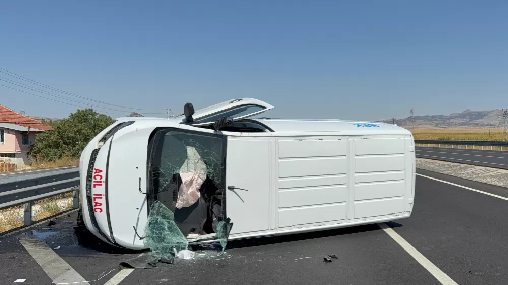 İlaç taşıyan araç bariyerlere çarparak devrildi