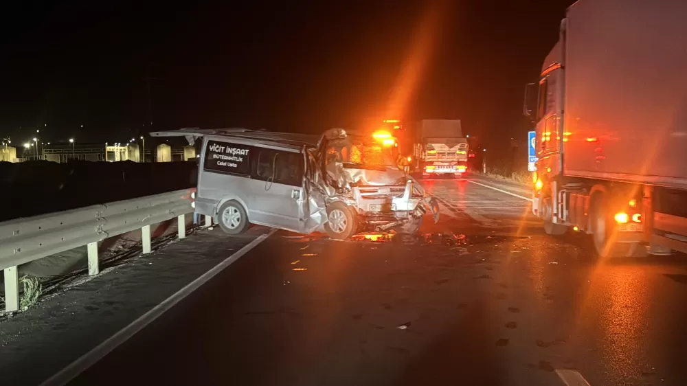 İş makinasına çarpan minibüs şoförü yaralandı