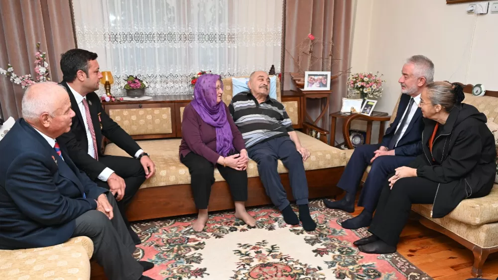 Isparta Belediye Başkanı Şükrü Başdeğirmen, Kıbrıs Gazisi Ayyıldız'ı evinde ziyaret etti