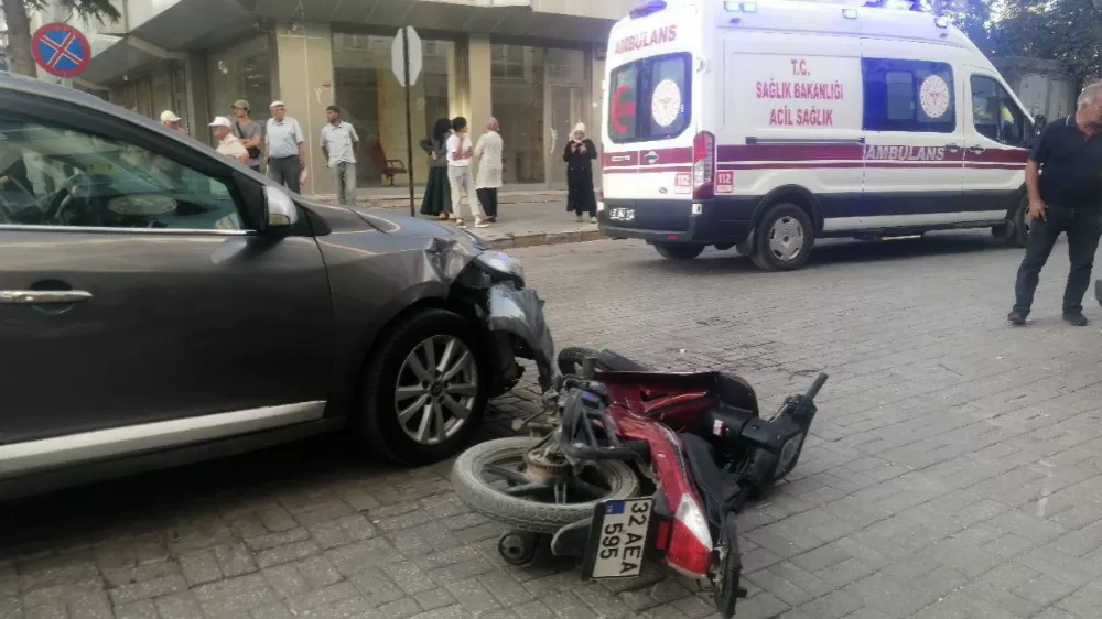 Isparta'da otomobil ile motosiklet çarpıştı 1 yaralı