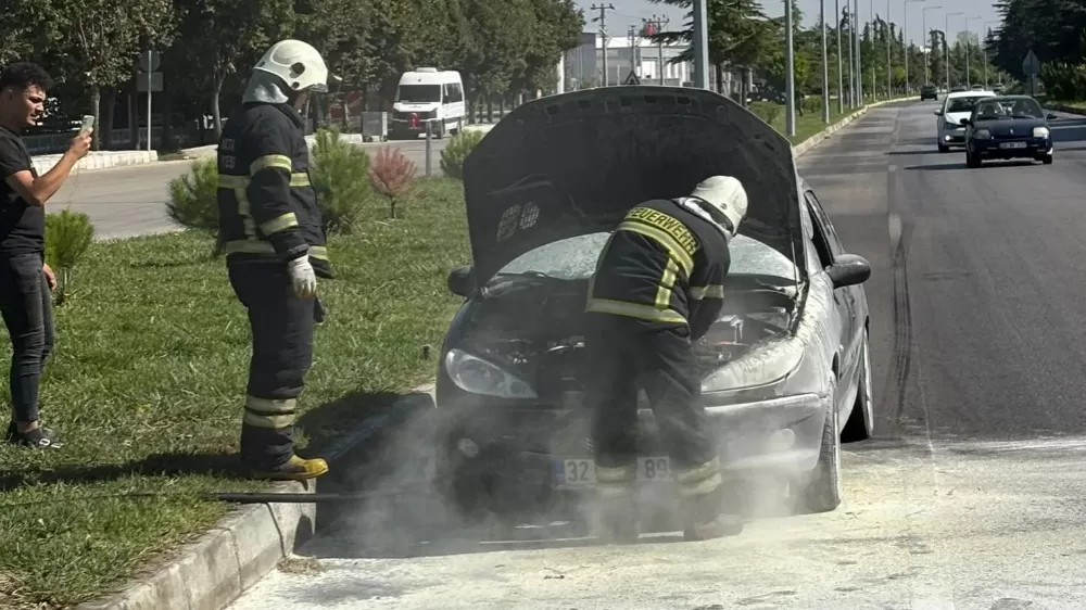 Isparta-Eğirdir karayolunda otomobil alev aldı