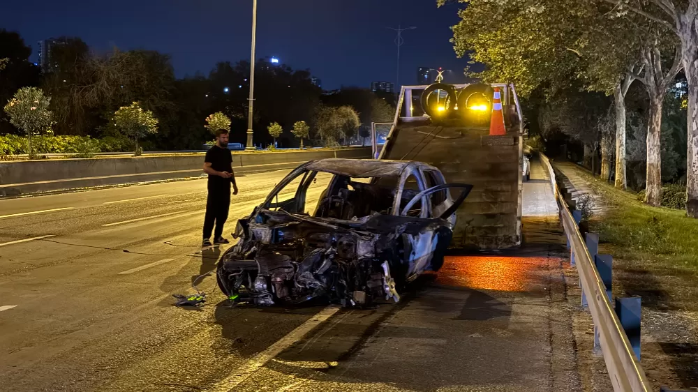 İstanbul  Esenler'de kazan yapan araç cayır cayır yandı 5 yaralı
