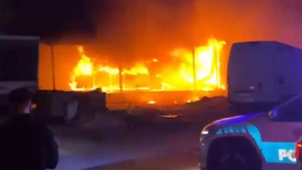 İzmir’de mobilya fabrikasında korkutan yangın devam ediyor 