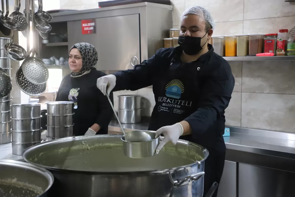 Korkuteli’de 258 haneye sıcak yemek! Saniye Başkan ihtiyaç sahiplerinin yanında