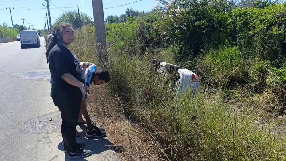 Sulama kanalına uçan otomobilin sürücüsü kazayı yara almadan atlattı