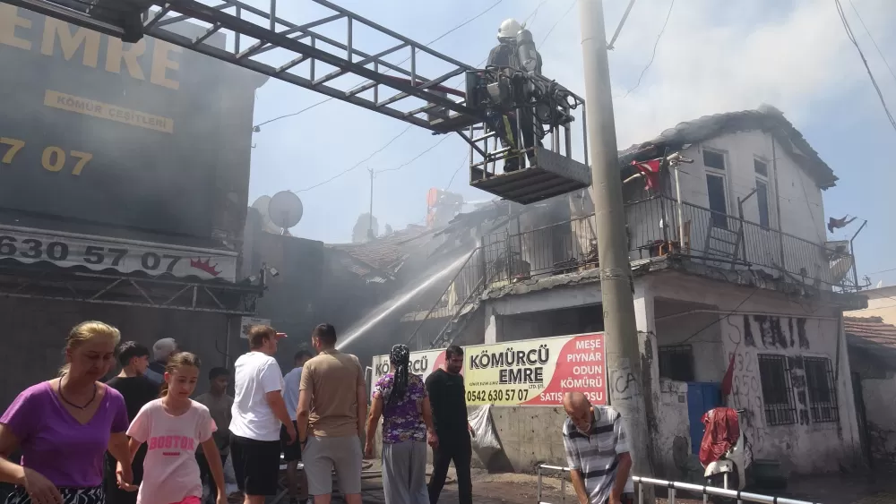 “Ben yanarım, o yanmaz” Antalya'da Kıbrıs Gazisinin evi yandı, bayrağı sağ kaldı