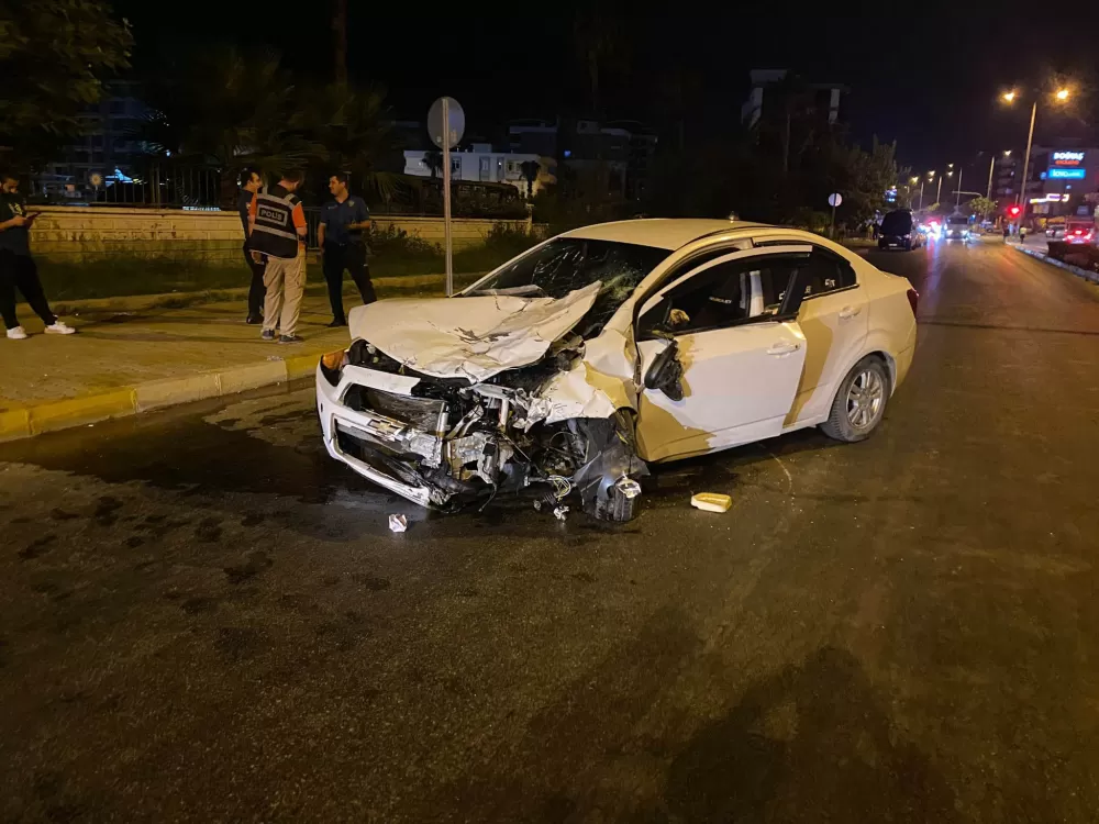 Antalya'da iki otomobil çarpıştı Sürücü araçtan fırladı