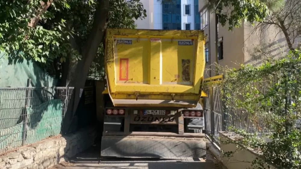  Kadıköy'de hafriyat kamyonu ara sokakta sıkıştı
