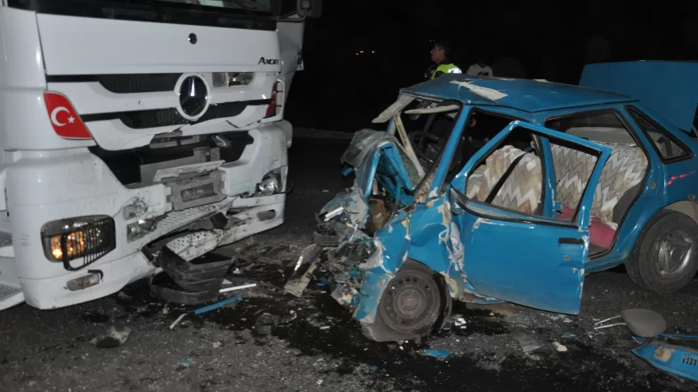   Kahramanmaraş  Afşin'de Tır ile otomobil kafa kafaya çarpıştı 3 ölü