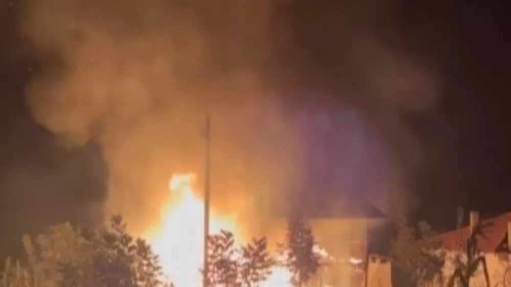 Kamelyadan evin çatısına sıçrayan yangın paniğe neden oldu