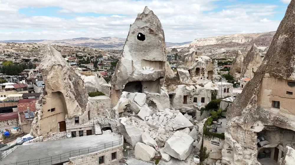 Kapadokya’da peribacası yıkıldı