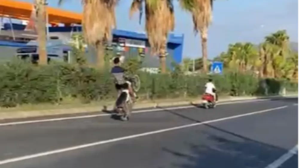 Karayolunda kasksız tek teker şov