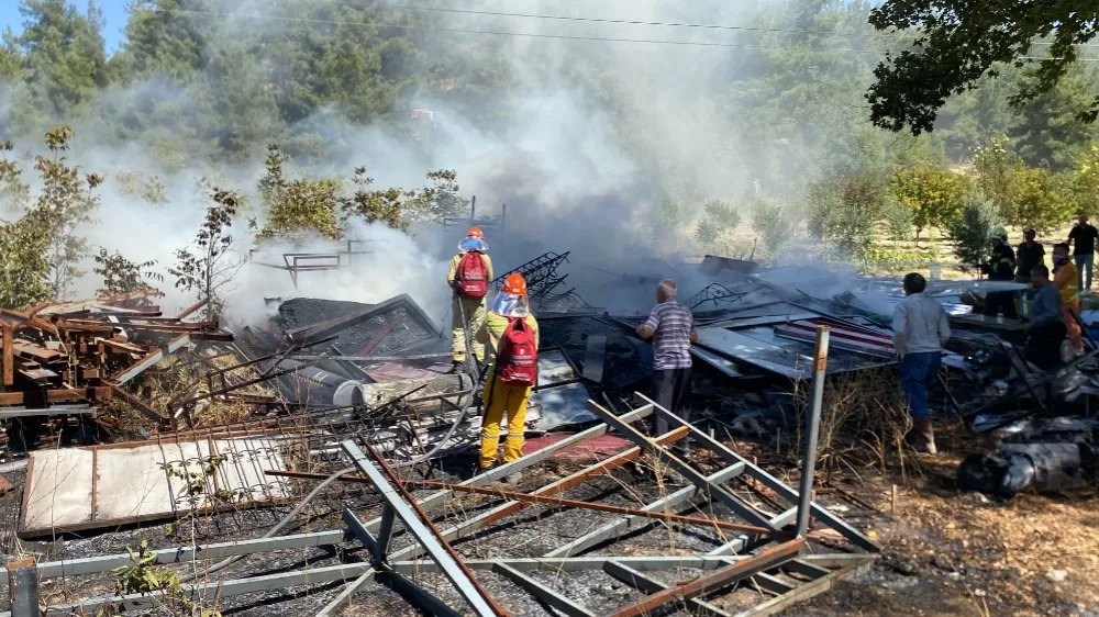 Kaynak makinesinden sıçrayan kıvılcım yangına neden oldu