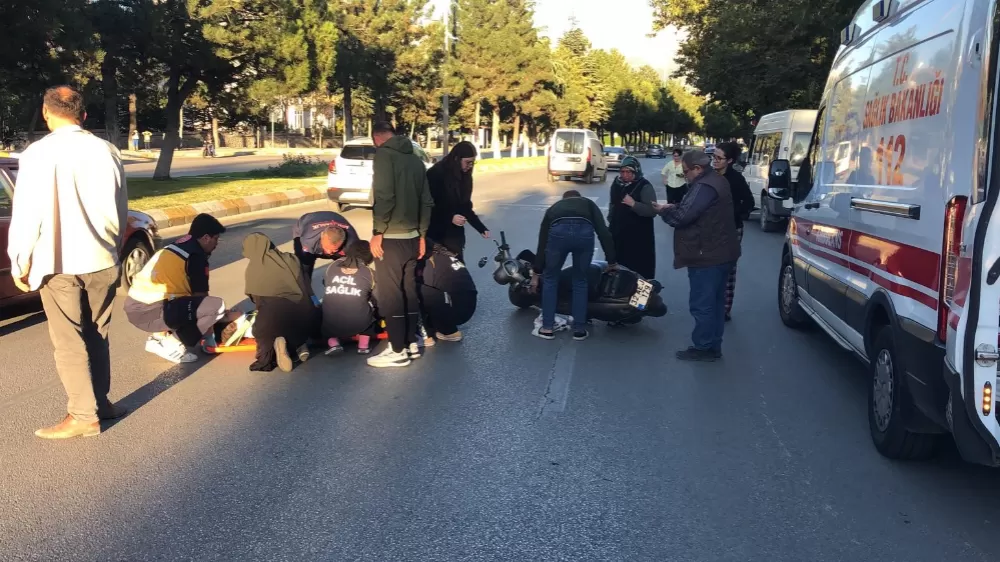 Kaza sonrası motosikletiyle yola savrulan genç kız gözyaşlarıyla hastaneye götürüldü