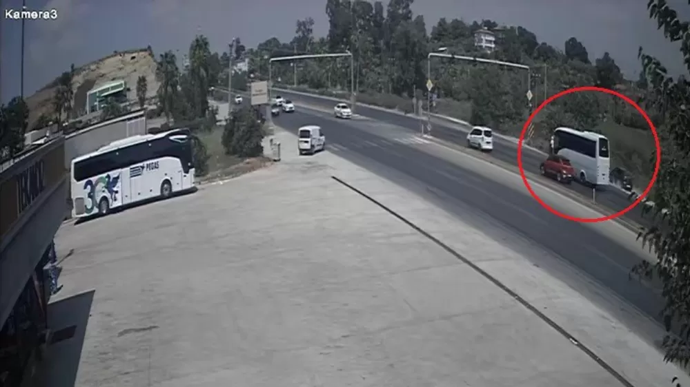 Kırmızı ışıkta duran araçlara çarpmamak için otomobilini şarampole sürdü