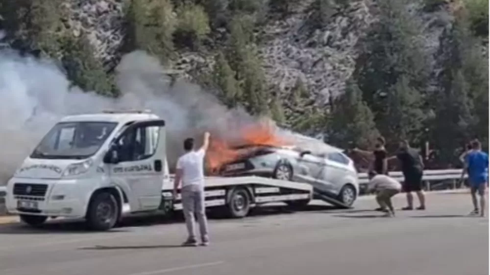  Konya'nın Beyşehir ilçesi yakınlarında seyir halindeki çekicinin üzerindeki otomobil alev alarak yandı.