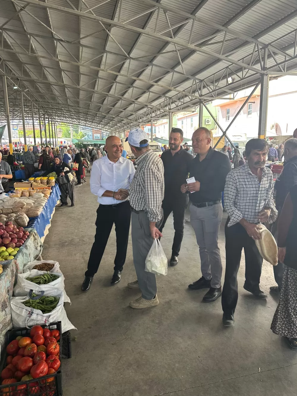 Tefenni’de halkın nabzı pazar yerinde tutuldu Başkan Alagöz vatandaşla buluştu