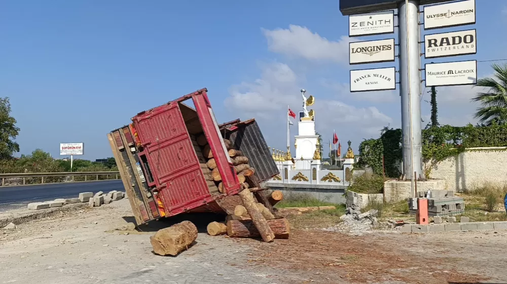 Lastiği patlayan tomruk yüklü kamyon devrildi, sürücü kazayı burnu bile kanamadan atlattı