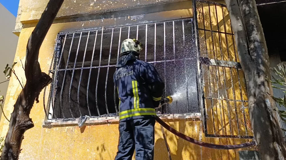 Manavgat'ta 2 katlı evde çıkan yangın paniğe neden oldu