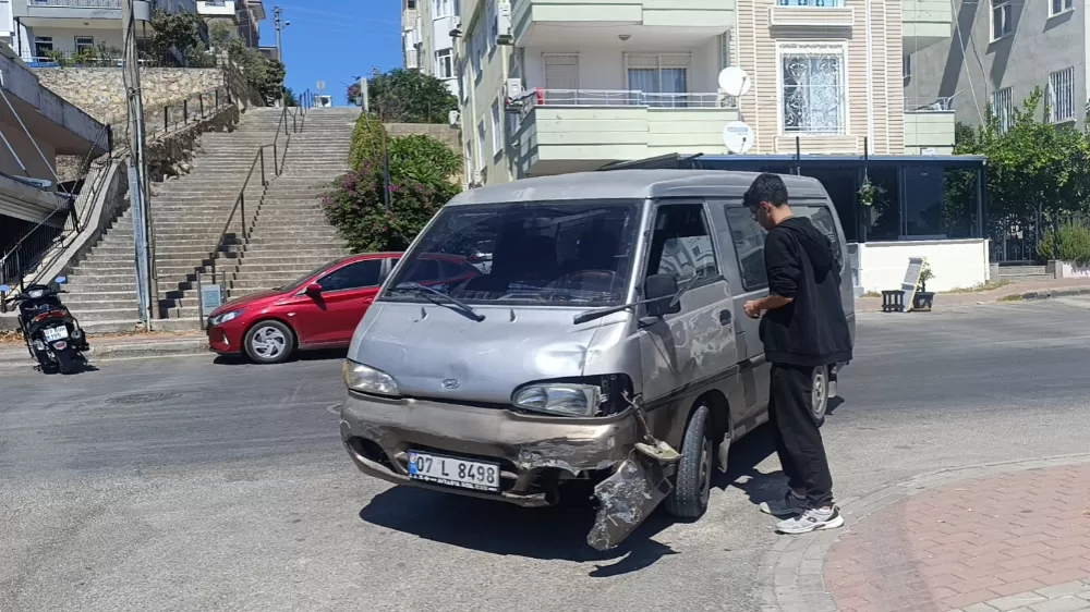 Manavgat'ta kamyonetle çarpışan motosikletin sürücüsü yaralandı