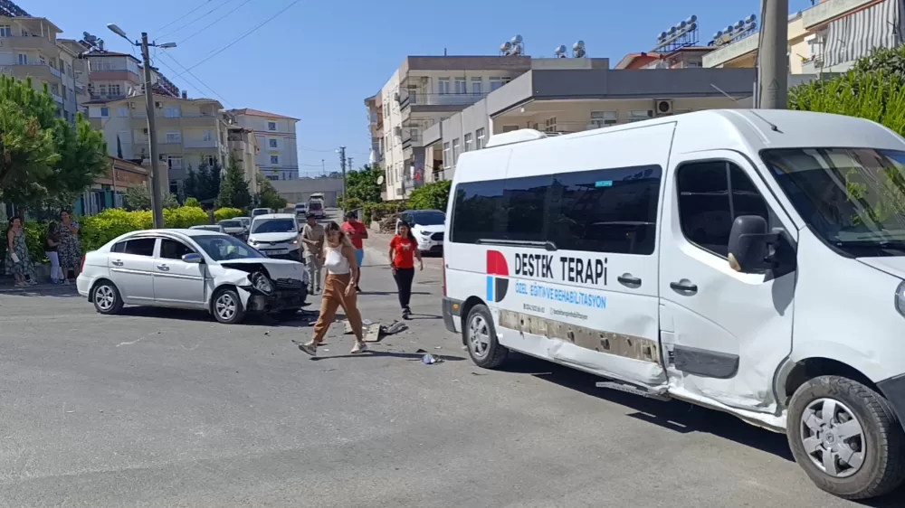 Manavgat'ta okul servisi ile otomobil çarpıştı: 2 yaralı