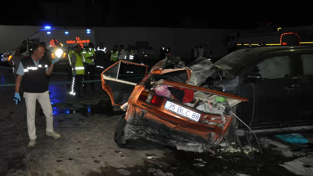  Manisa Salihli'deki feci kazada otomobil parçalandı 1'i çocuk 5 ölü, 6 yaralı isimleri belli oldu 