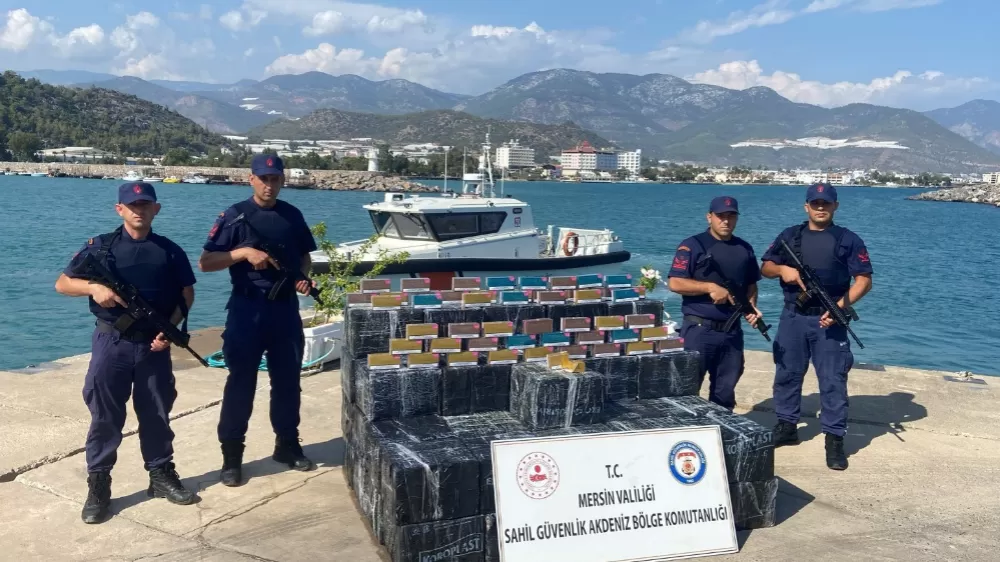 Mersin'de denizdeki kutulardan 28 bin 500 paket tütün çubuğu çıktı