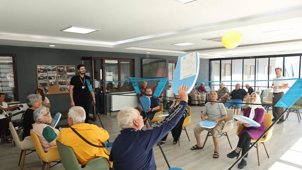 Nilüfer’de huzurevi sakinleri "Balon Voleybolu" ile eğlendi