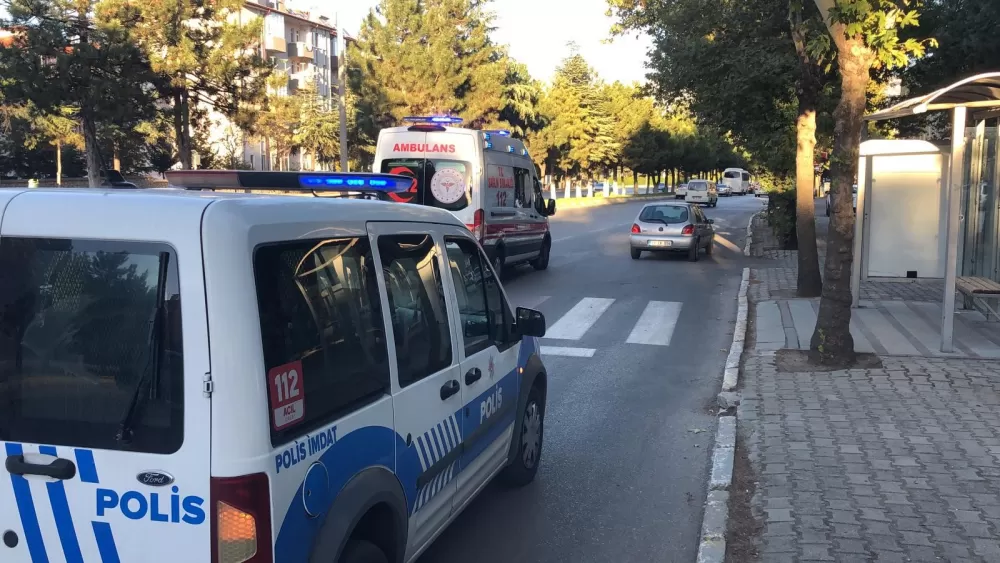 Kaza sonrası motosikletiyle yola savrulan genç kız gözyaşlarıyla hastaneye götürüldü