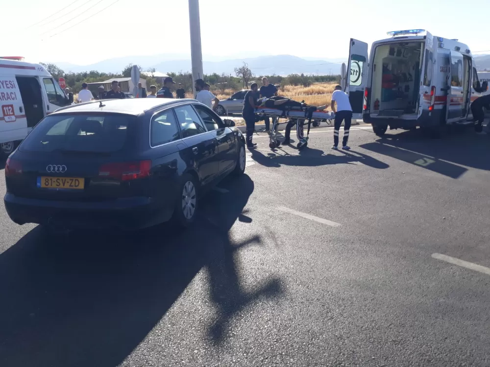 Korkuteli Bucak yolunda kaza! 2 otomobilde 5 yaralı