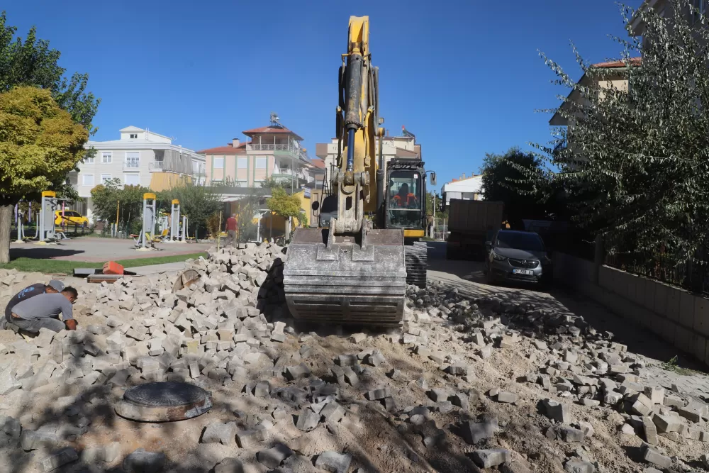 Korkuteli’nde yol konforu için büyük adım! Sıcak asfalt çalışmaları başladı