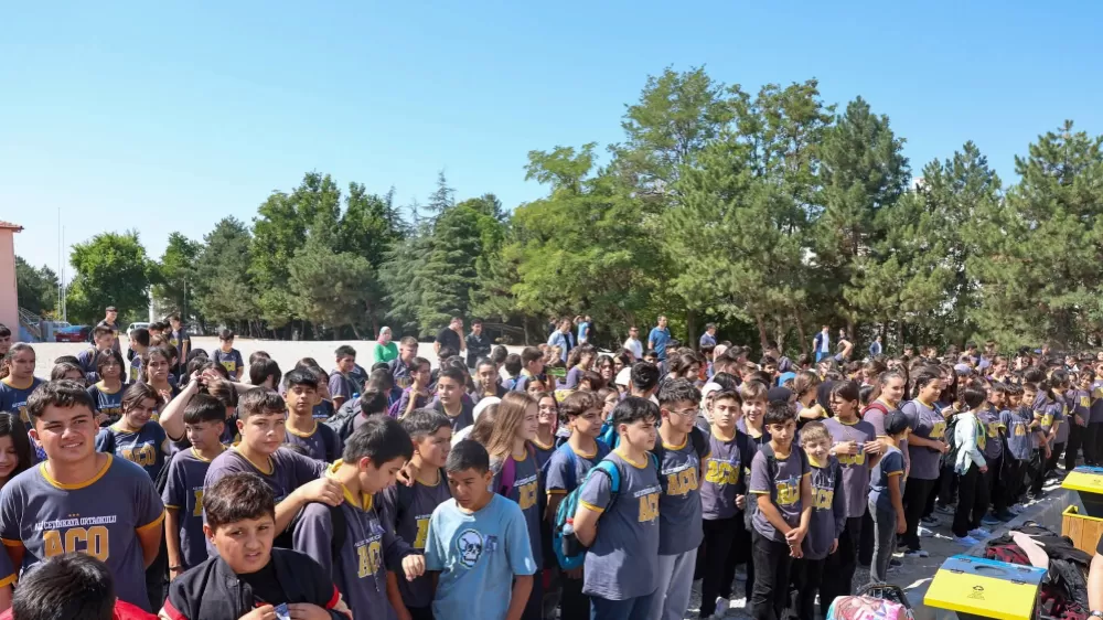 Okul müdürü son yolcuğuna görev yaptığı okuldan uğurlandı