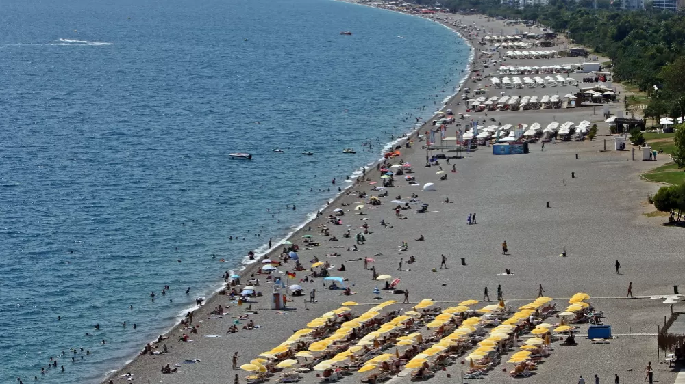 Okullar açıldı, dünyaca ünlü sahildeki yoğunluk yarı yarıya düştü
