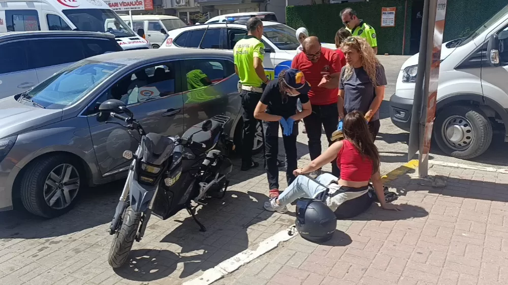 Otomobille çarpışan motosiklet sürücüsü genç kız kafasındaki kask sayesinde kazayı hafif atlattı